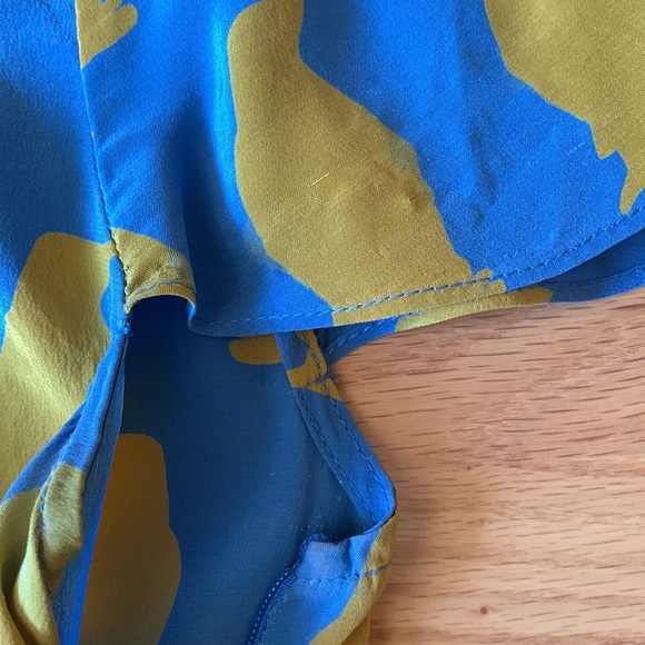 Adorable 💙💛Silk top📍FIRM📍 - Picture 15 of 16